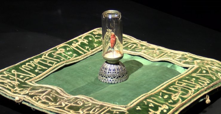 Hırka-i Şerif Fatih'teki Hırka-i Şerif Camisi'nde ziyarete açıldı