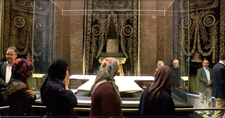 Hırka-i Şerif Fatih'teki Hırka-i Şerif Camisi'nde ziyarete açıldı