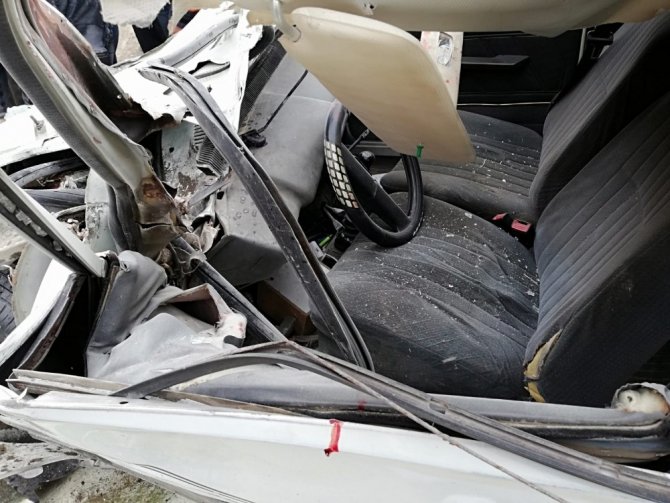 Kütahya'da seyir halindeki Otomobil tıra çarptı: 1 yaralı