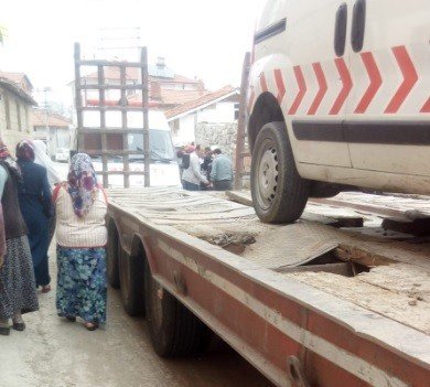 Kütahya'da seyir halindeki Otomobil tıra çarptı: 1 yaralı