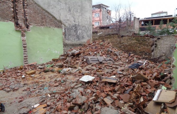 Osmangazi Belediyesi, ilçedeki can güvenliği olmayan metruk binalar yıkılıyor