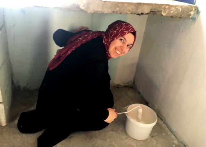 80 yaşındaki yaşlı ninenin evini temizleyip, boyadılar