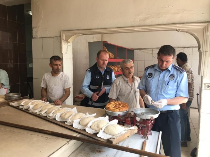 Amasya'nın Taşova ilçesinde zabıta ekiplerince fırınlar denetlendi