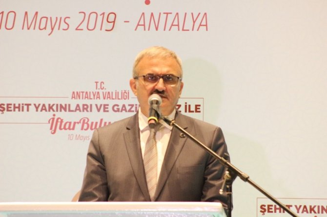 Antalya'da Vali Münir Karaloğlu, Şehit aileleri ve gaziler iftarda bir araya geldi
