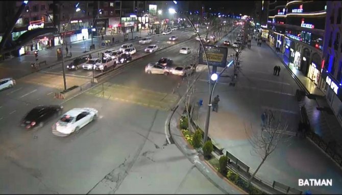 Diyarbakır ve Batman'da dikkatsiz sürücüler kazaya sebep verdi. O anlar MOBESE'ye yansıdı