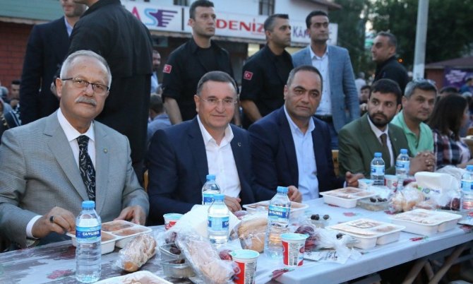 Hatay Büyükşehir Belediyesi"Kardeşlik Sofrası" iftar programlarının beşincisini Dörtyol'da düzenledi