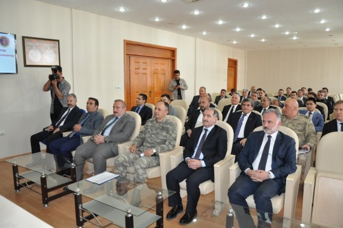 Kars’ta Vali Türker Öksüz, Başkanlığı'nda bağımlılıkla mücadele toplantısı yapıldı