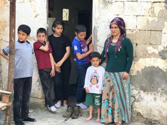 7 çocuk annesi Samire Özdemir, çocuklarına hem annelik hem de babalık yapıyor