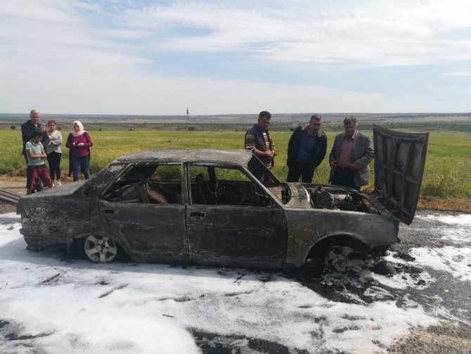 Gaziantep'in Yavuzeli ilçesinde Otomobil seyir halindeyken alev aldı