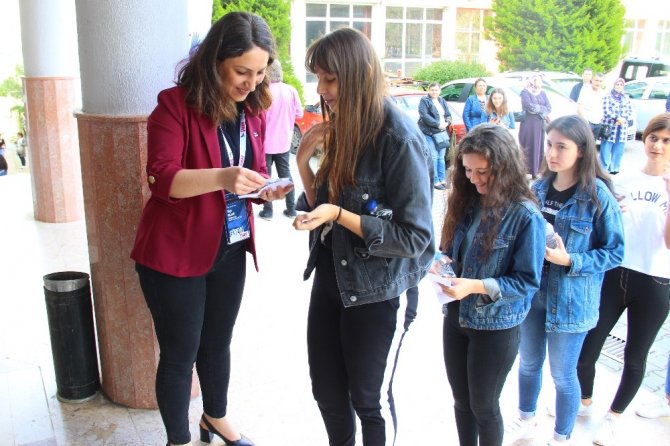 İzmir’de (YKS) kısa bir süre kala öğrenciler gerçek sınav provası yaptı