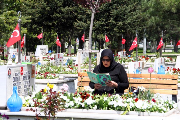 Kayseri'de Anneler Günü'nde şehit oğullarının kabirlerini ziyaret ettiler