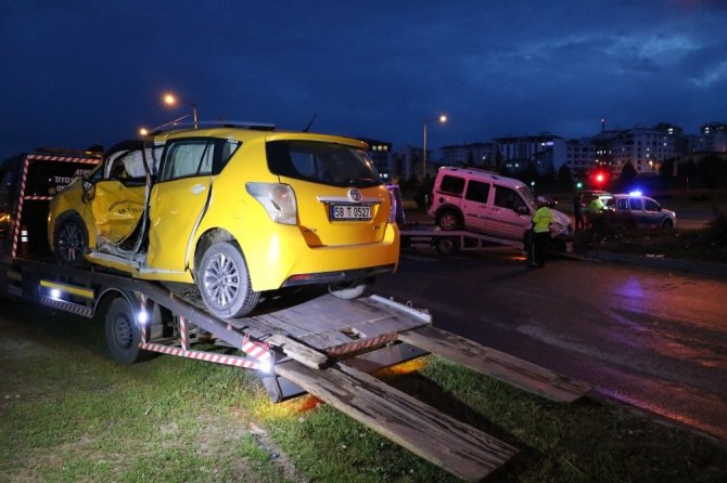 Sivas-Erzincan Karayolu Kılavuz kavşağında trafik kazası: 8 yaralı