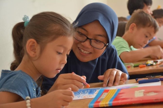 Endonezyalı öğrencinin annesine Anneler Günü sürprizi