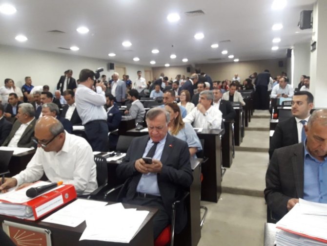 Adana Büyükşehir Belediye Meclisi'nin mayıs ayı birinci oturumunda yine borçlar gündeme geldi.