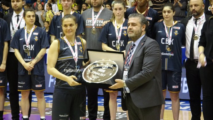 Kadınlar Basketbol Süper Lig'inde Şampiyon Fenerbahçe kupasını aldı