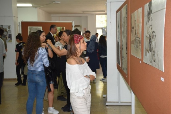 Anadolu Üniversitesi Eğitim Fakültesi Güzel Sanatlar Eğitimi Bölümü öğrencilerinin görücüye çıktı