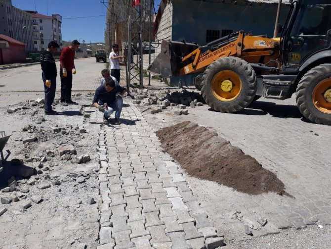 Çaldıran Belediye Başkanlığı Fen İşleri Müdürlüğü ekipleri yol yapım çalışması