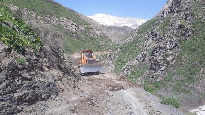 Şemdinli’dekış mevsiminde bozulan yolların bakımı yapılıyor