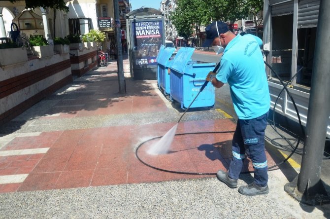 Yunusemre’de çöp konteynerlerini dezenfekte etmeye başladı.