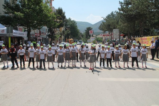 Yaya önceliğine dikkat çekmek için yaya geçidinde konser verdiler!