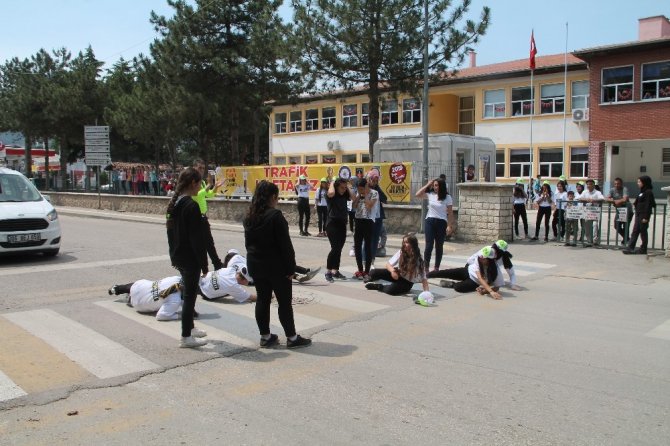 Yaya önceliğine dikkat çekmek için yaya geçidinde konser verdiler!