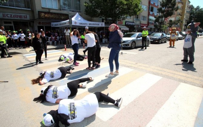 Yaya önceliğine dikkat çekmek için yaya geçidinde konser verdiler!