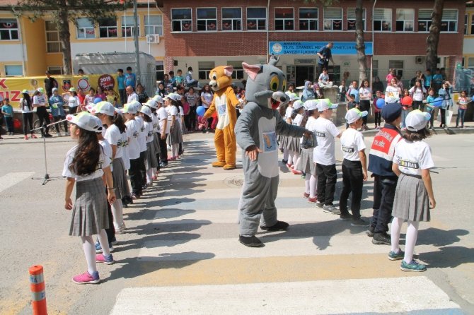 Yaya önceliğine dikkat çekmek için yaya geçidinde konser verdiler!