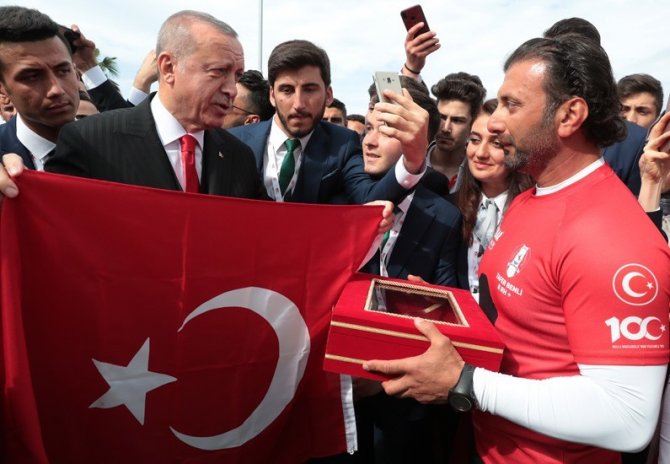 Türk bayrağını Cumhurbaşkanı Erdoğan’a ulaştırdılar