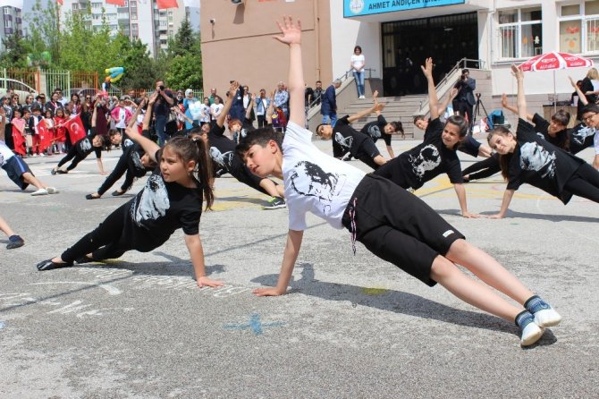 “Kültürde, sanatta, sporda, bilimde öncü bir gençlik yetiştireceğimize inanıyorum"