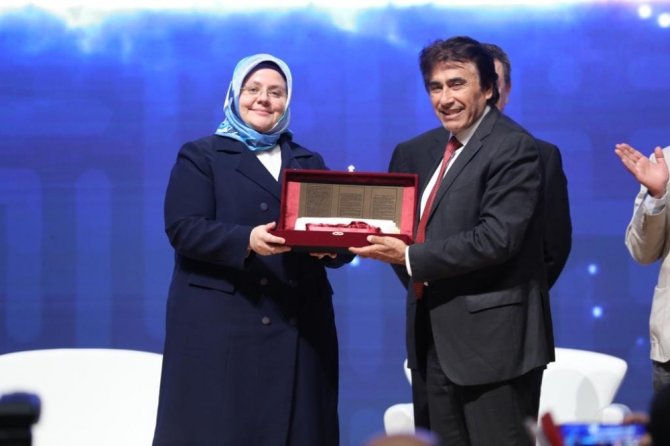 “Türkiye’yi, çalışma hayatımızın niteliklerini hedeflediğimiz noktaya el birliği ile taşıyacağız”