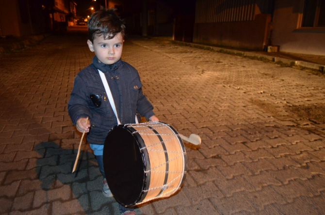 Bu mahalle 3 yaşındaki çocuğun davul sesiyle sahura uyanıyor