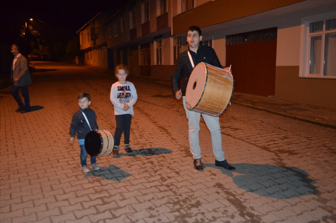 Bu mahalle 3 yaşındaki çocuğun davul sesiyle sahura uyanıyor