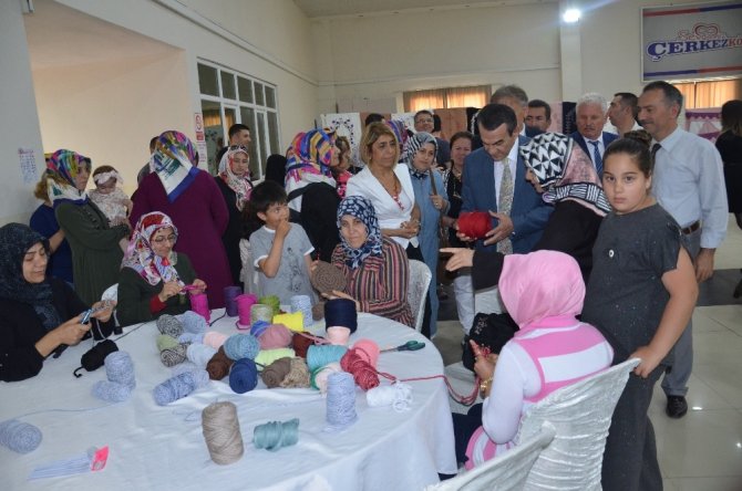 Çerkezköy Halk Eğitim Merkezi kursiyerlerinin El emeği göz nuru ürünler görücüye çıktı