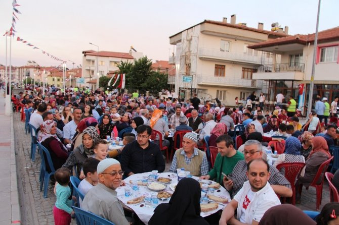 Kula belediyesi tarafından düzenlenen Kadir gecesi programına vatandaşladan yoğun ilgi
