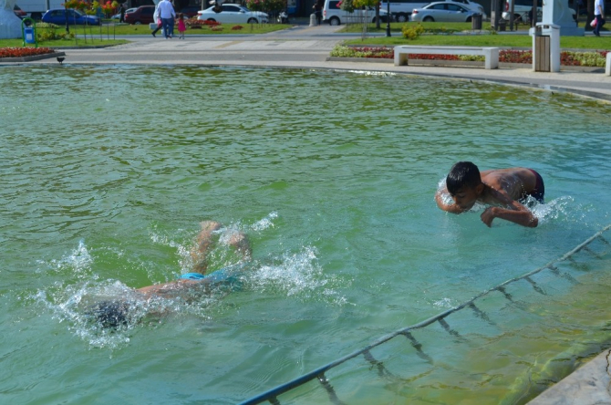 ‘Göbek adımız tehlike’ deyip süs havuzuna girdiler