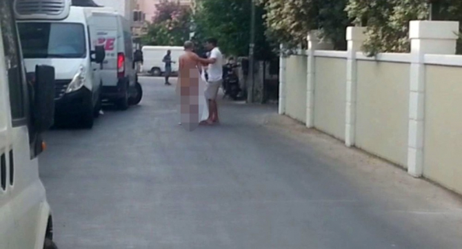 Çırılçıplak dolaştı