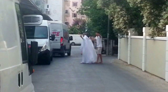 Çırılçıplak dolaştı