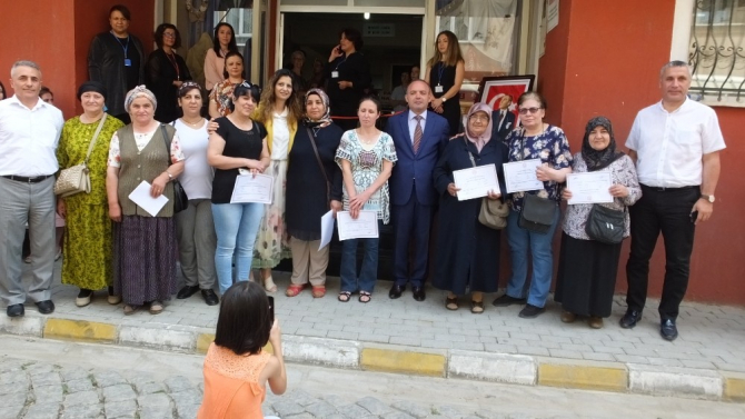 Burhaniye’de sergi açılışında İstiklal Marşı’nı işaret dili ile okudular