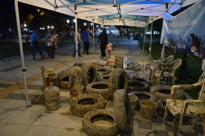 O çöpler şehrin göbeğinde sergilendi gelen geçen hayretler içinde kaldı