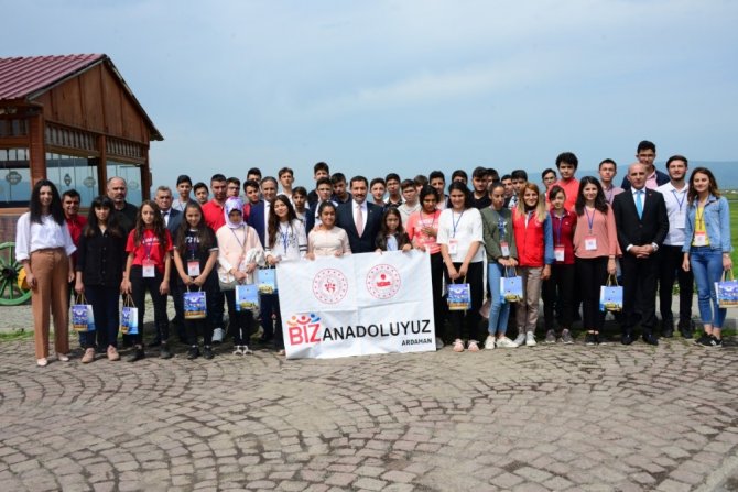 Vali Mustafa Masatlı, “Biz Anadolu’yuz Projesi” kapsamında Ardahan’a gelen öğrencilerle buluştu