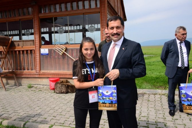 Vali Mustafa Masatlı, “Biz Anadolu’yuz Projesi” kapsamında Ardahan’a gelen öğrencilerle buluştu