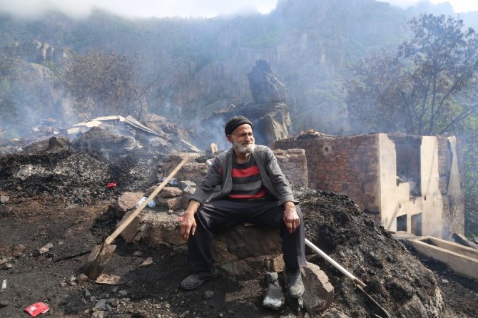 Yusufeli’nde 1 kişinin öldüğü 7 evin kül olduğu yangının acı bilançosu gün ağarınca ortaya çıktı