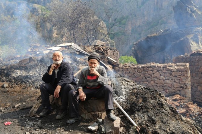 Yusufeli’nde 1 kişinin öldüğü 7 evin kül olduğu yangının acı bilançosu gün ağarınca ortaya çıktı