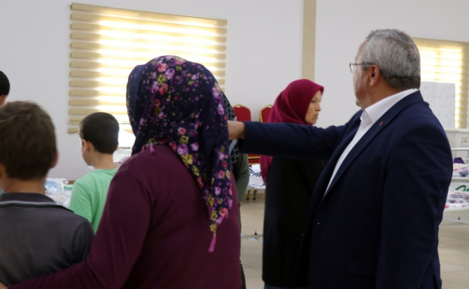 Ormanlı Belediyesi çocuklara 4 bin parça kıyafet dağıttı