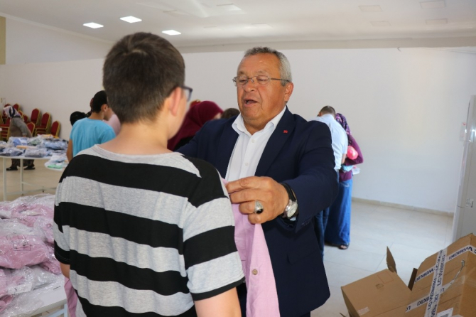 Ormanlı Belediyesi çocuklara 4 bin parça kıyafet dağıttı