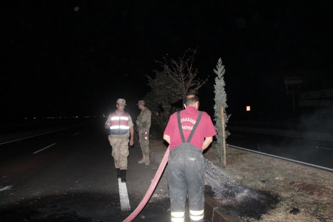 Diyarbakır’da suların akmadığını iddia eden vatandaşlar, şehirler arası yolu trafiğe kapattı