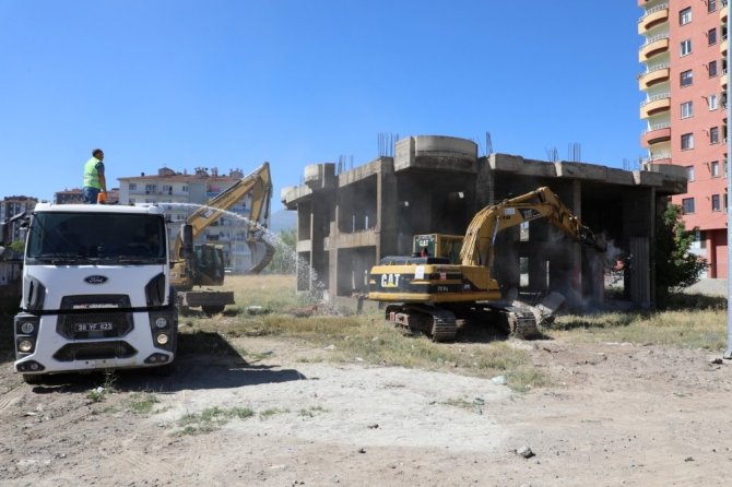 “İmar Mevzuatına aykırı tehlike arz eden her türlü yapının yıkımını gerçekleştiririz”