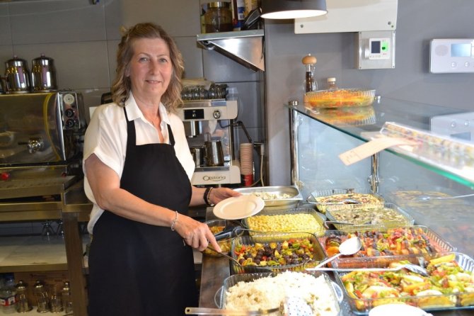 Kadın girişimci, profesyonel yöneticiliği bıraktı, açtığı restoranda yüzlerce kişiyi doyuruyor