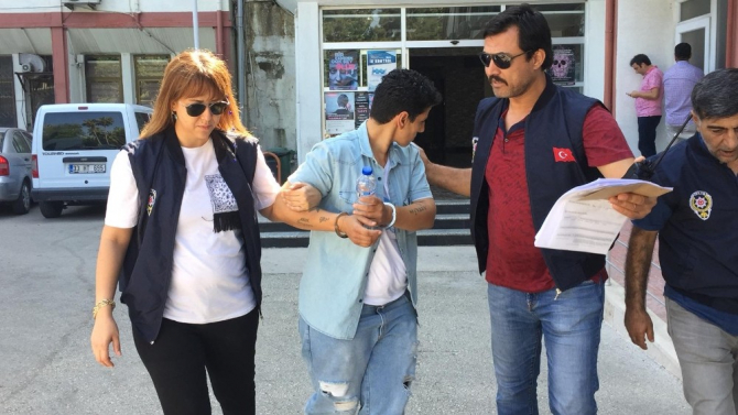 Çaldığı yüzüğü kuyumcuya gösterip, "bundan var mı" diye sordu