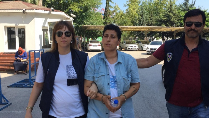 Çaldığı yüzüğü kuyumcuya gösterip, "bundan var mı" diye sordu